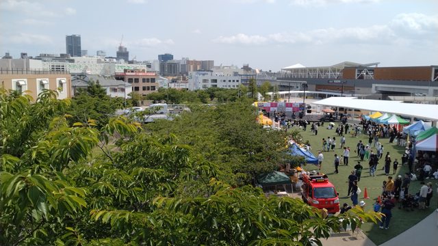 箕面萱野の広場と街並み