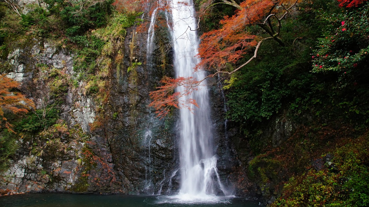 日本の滝百選・紅葉と清流の名瀑「箕面大滝」