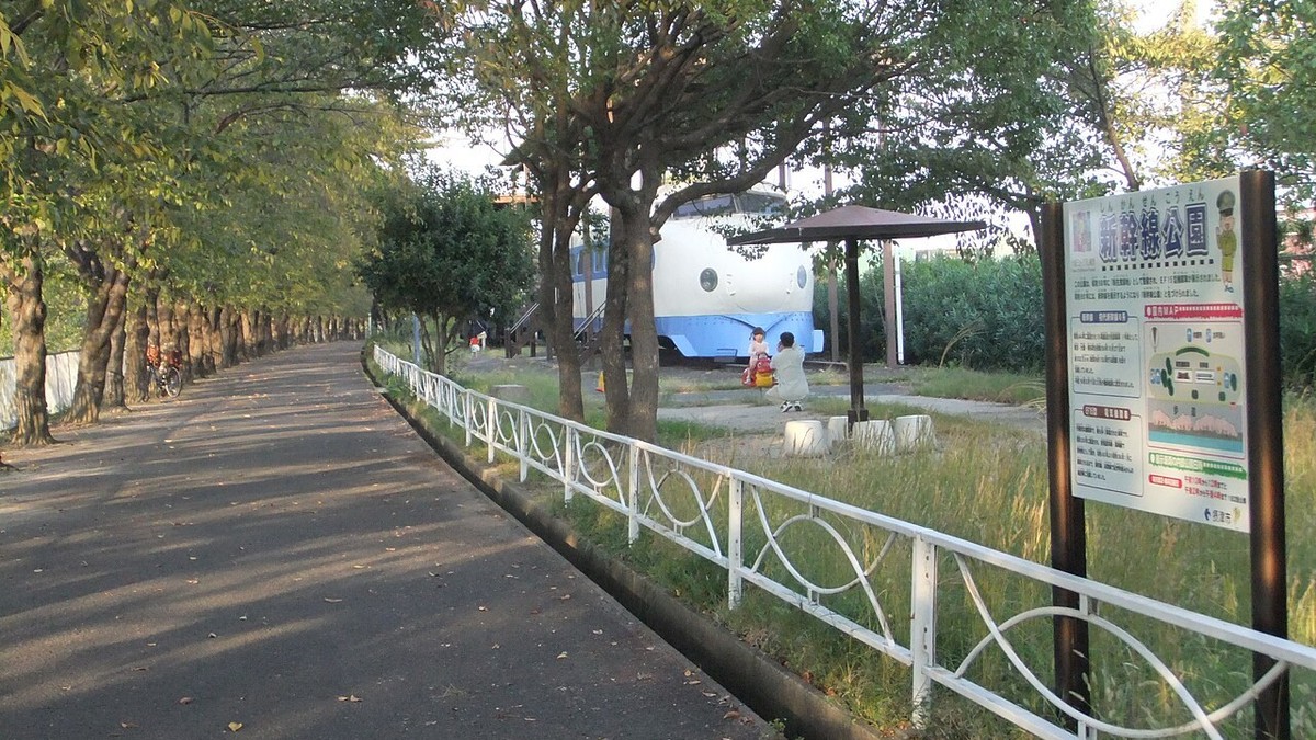 初代0系新幹線と電気機関車が静態保存された「新幹線公園」
