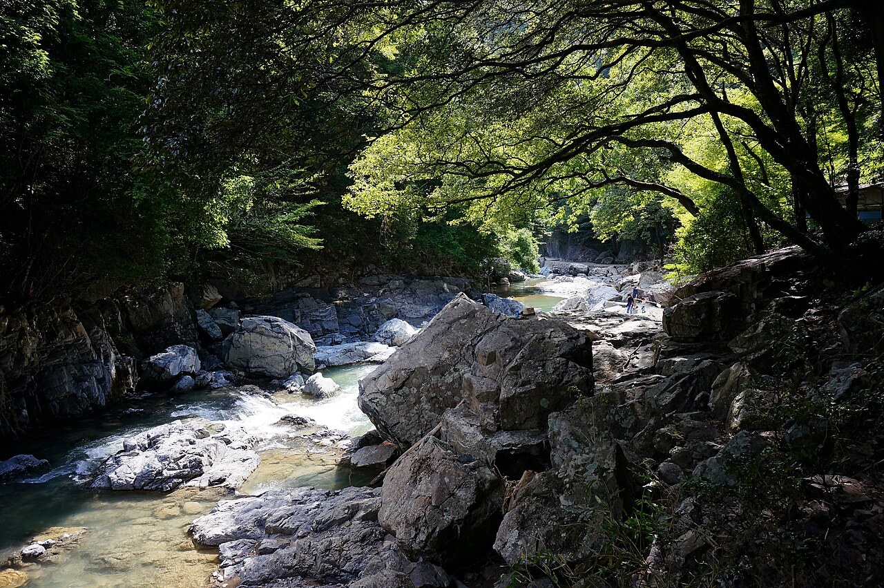 奇岩と清流が織りなす北摂屈指の景勝地・摂津峡